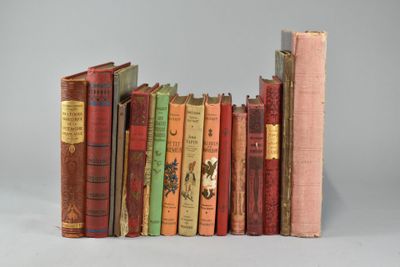 Plusieurs vieux livres sont empilés les uns sur les autres, alignés en rangée.