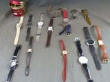 plusieurs types de montres sur la table