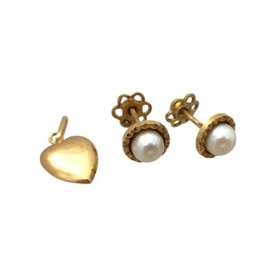 un gros plan sur une paire de boucles d'oreilles ornées de perles