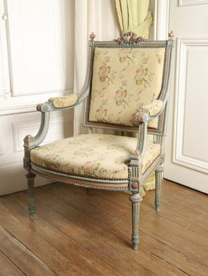a chair that is sitting in front of a window