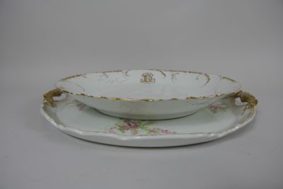 Un plat rond creux et un plateau en porcelaine à décor de fl…