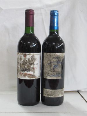 deux bouteilles de vin posées l'une à côté de l'autre sur une table