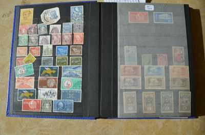 un livre ouvert avec des timbres, posé sur une table