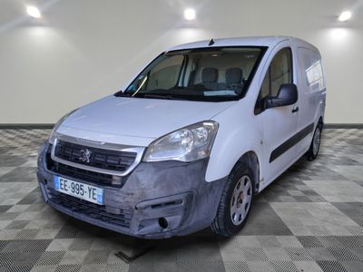 une photo d'une camionnette blanche dans une pièce au sol à carreaux