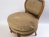 une vieille chaise avec un coussin posé dessus, sur fond blanc