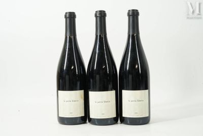 trois bouteilles de vin sont alignées sur une surface blanche