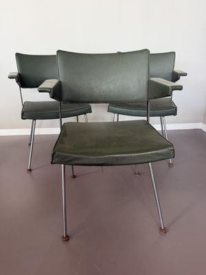André CORDEMEYER. Fauteuil modèle Gispen en skaï vert kaki, …