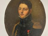 portrait d'un jeune homme en uniforme militaire tenant une rose rouge