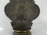 une plaque en laiton ancien sur laquelle figure une image de la Vierge de Guadalupe
