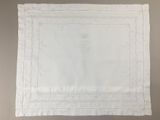 un gros plan sur une nappe blanche posée sur une table