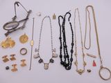 plusieurs types de colliers et de bagues posés sur un fond blanc