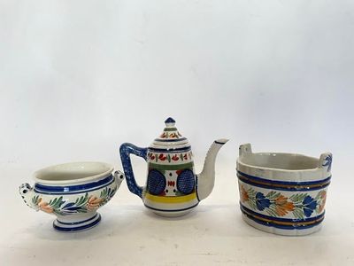 trois types différents de théières et de tasses posées sur un fond blanc