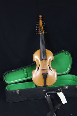 un violon posé dans son étui sur un fond noir