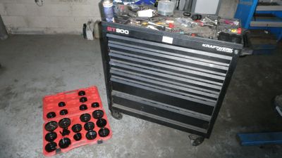 un chariot à outils contenant de nombreux outils