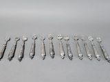huit couverts en argent plaqué (fourchettes et cuillères), tous de formes différentes