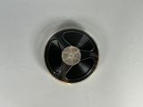 une photo en noir et blanc d'un disque dans un évier