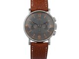 gros plan d'une montre sur fond blanc avec un bracelet marron