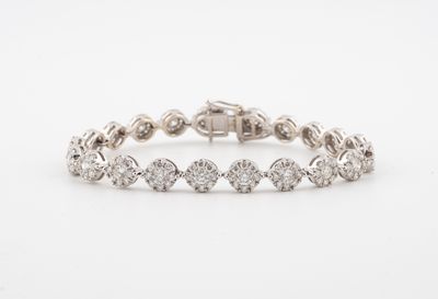 un bracelet en or blanc avec des diamants sur fond blanc