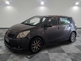 une photo d'une Toyota Yaris grise garée dans un showroom