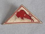un gros plan d'un triangle rouge et blanc sur lequel figure un taureau