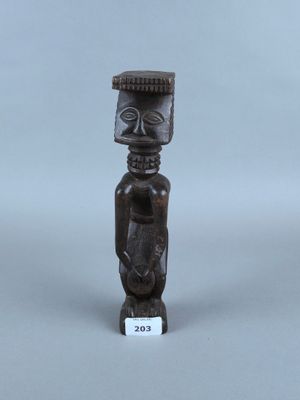 statue en bois représentant un homme coiffé d'un chapeau