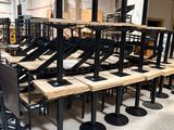 de nombreuses chaises et tables dans une pièce où il y en a beaucoup