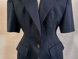 un blazer bleu marine sur un mannequin, un mannequin, un mannequin, un mannequin, un mannequin, un mannequin, un mannequin, un mannequin, un mannequin, un mannequin
