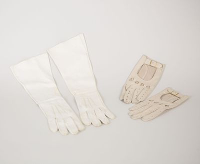 deux paires de gants blancs et une paire de chaussures blanches