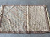un tapis posé à même le sol