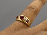 un gros plan de la main d'une personne avec une bague au doigt