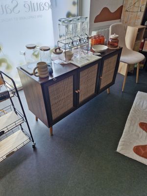 une pièce avec une table, des chaises et une bibliothèque