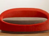 une chaise rouge posée sur un parquet