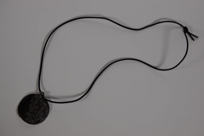 PENDENTIF ARTHUS BERTRAND en acier nickelé.