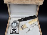 une boîte contenant une montre, un couteau et d'autres objets