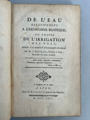 un livre ouvert avec un titre en noir et blanc