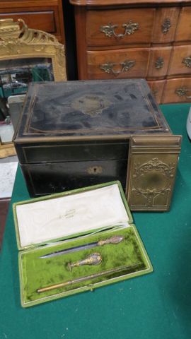 Coffret Napoléon III en bois noirci marqueté (accidents), joint n...