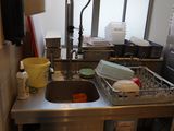 une cuisine équipée d'un évier et d'une fenêtre