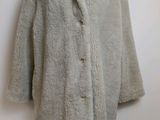 une image d'un manteau sur un support de mannequin