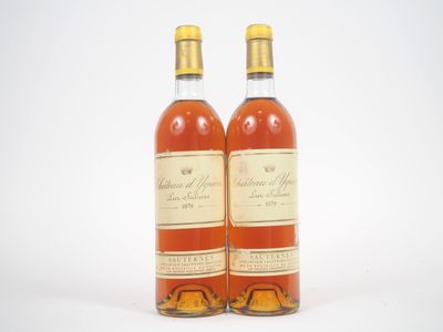 deux bouteilles de whisky posées sur une surface blanche