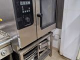 un grand four posé sur un support dans une cuisine