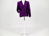 une veste violette sur un mannequin, un mannequin, un mannequin, un mannequin, un mannequin, un mannequin, un mannequin, un mannequin, un mannequin