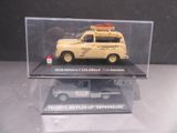 une petite voiture jaune dans une vitrine transparente posée sur une table