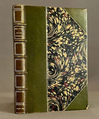 un livre vert orné d'un motif floral