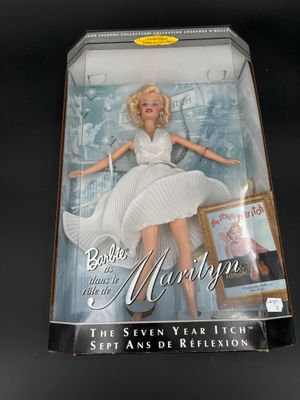 La poupée Barbie se trouve dans une boîte sur laquelle figure une photo de Marilyn.