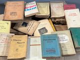 beaucoup de vieux livres posés sur une table blanche