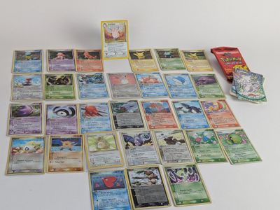 beaucoup de cartes pokemon différentes sur la table