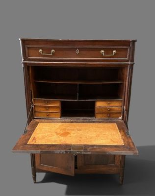 un vieux bureau en bois muni de tiroirs, avec un tiroir en dessous
