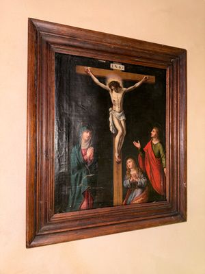 un tableau représentant Jésus sur la croix, accroché au mur