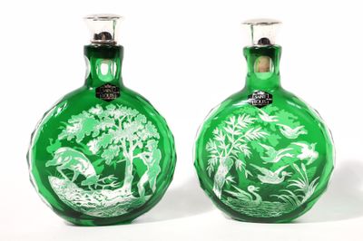une paire de vases en verre vert ornés d'oiseaux et d'arbres