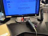un bureau sur lequel se trouvent un ordinateur portable, un téléphone et un écran